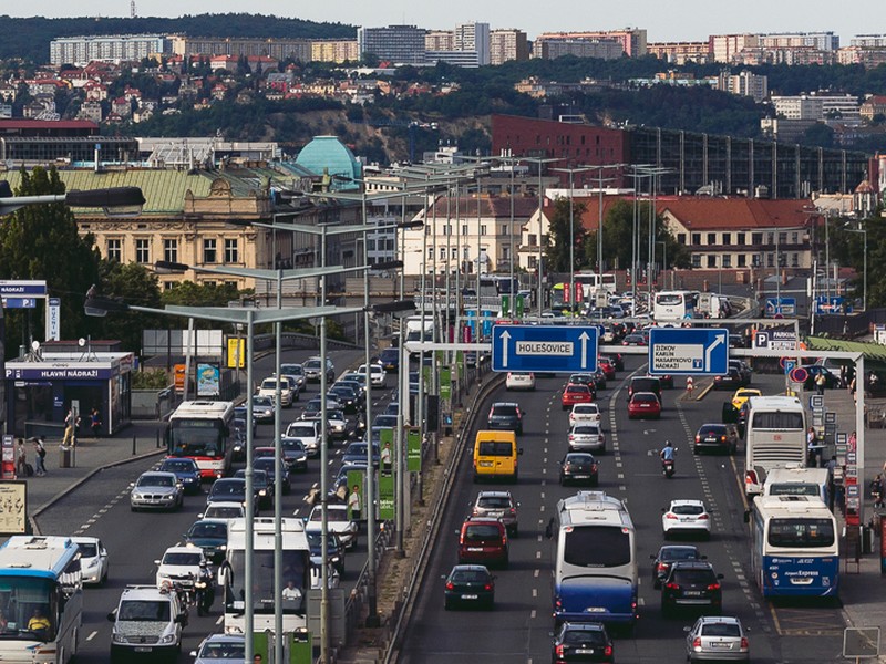 Polovina občanů ČR jezdí do práce autem